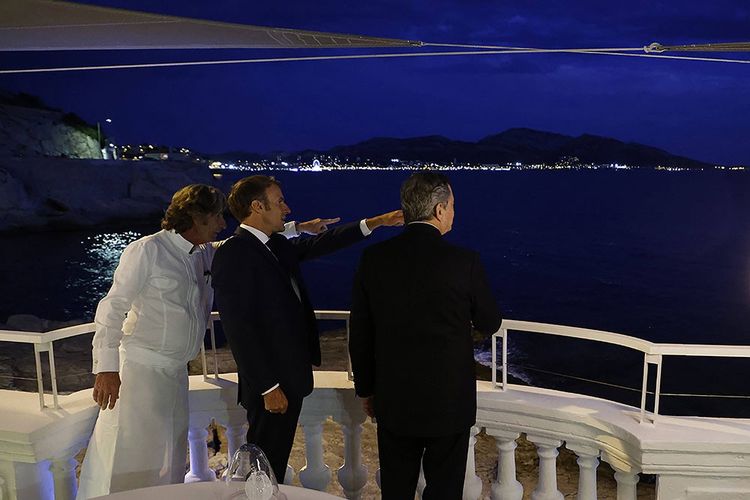 Le 2 septembre dernier, Emmanuel Macron (au centre) avec Mario Draghi (à droite) et le chef Gérald Passedat, sur la terrasse du «Petit Nice» à Marseille. Leur tête-à-tête durera quatre heures.