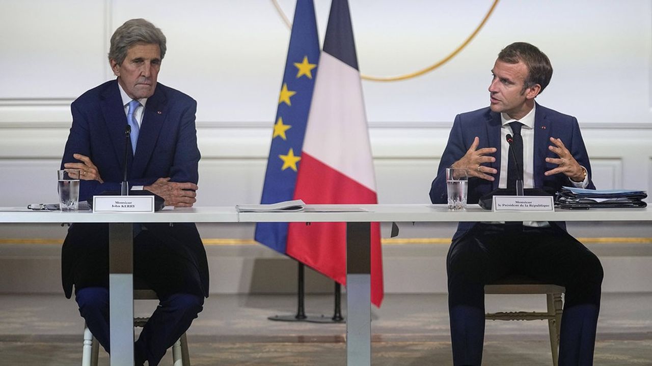 Emmanuel Macron et l'envoyé spécial des Etats-Unis pour le climat John Kerry, lors du sommet annuel des Fonds souverains One Planet à l'Elysée, début octobre.