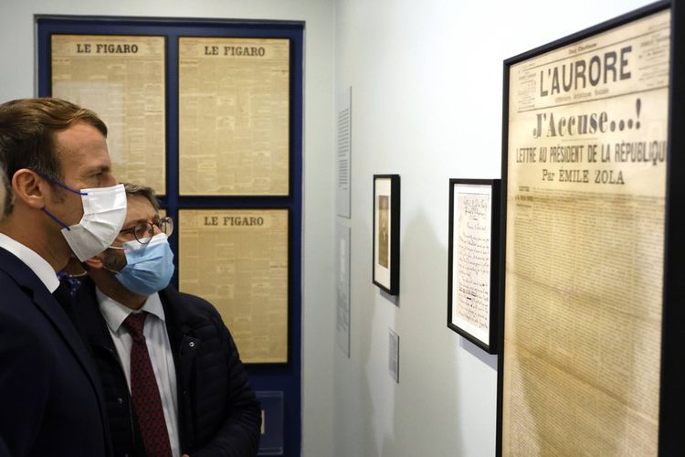 Emmanuel Macron, avec Haim Korsia, Grand Rabbin de France, au musée Dreyfus.