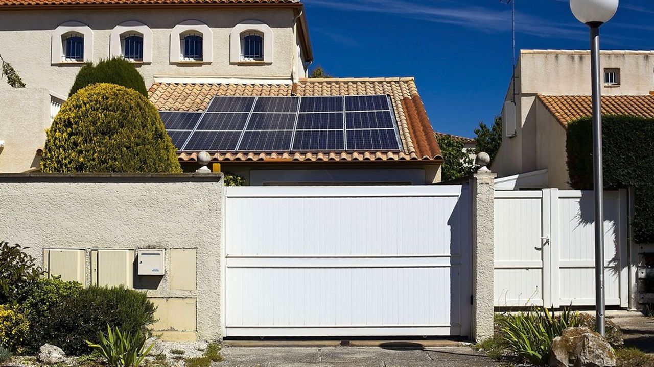 Tesla commercialise un kit comprenant des panneaux solaires à poser sur son toit, une batterie et une application permettant de suivre sa consommation en temps réel.