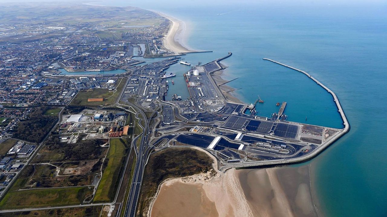 Calais constitue le premier port français de voyageurs, avec 8,5 millions de passagers en 2019, et le premier port « roulier » national, par lequel sont passés 1,8 million de poids lourds. Leurs 43 millions de tonnes de marchandises en font le quatrième port de marchandises français.