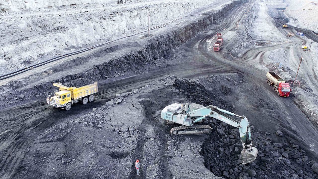 La réouverture de mines de charbon s'inscrit en contradiction avec la promesse du président chinois, Xi Jinping, de commencer à réduire les émissions carbonées de son pays avant 2030.