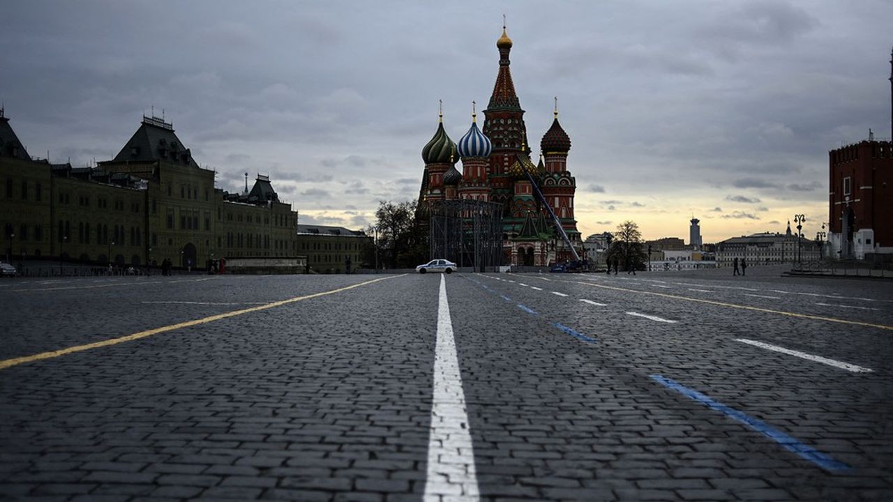 La place Rouge à Moscou, désertée ces derniers jours après que le Kremlin a ordonné une semaine chômée pour enrayer la pandémie.