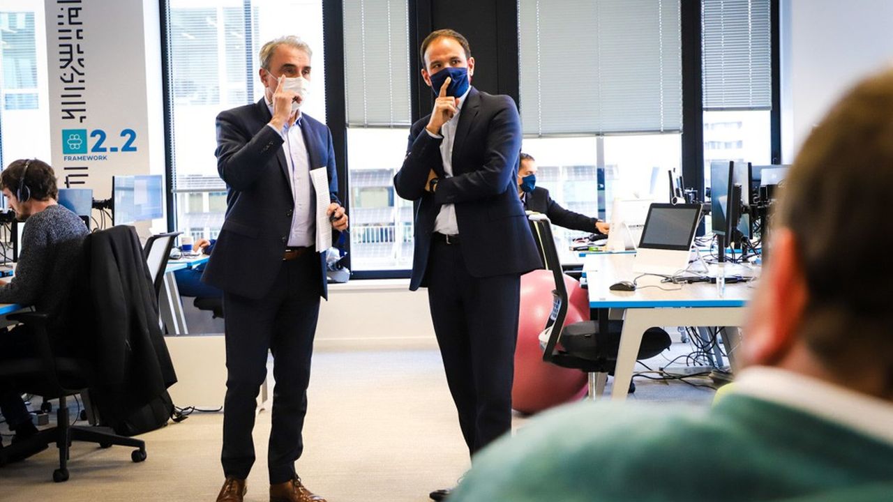 Directeur général d'OVHcloud, Michel Paulin (à gauche) a accueilli Cédric O pour la présentation d'un plan d'investissement en faveur des technologies cloud françaises.