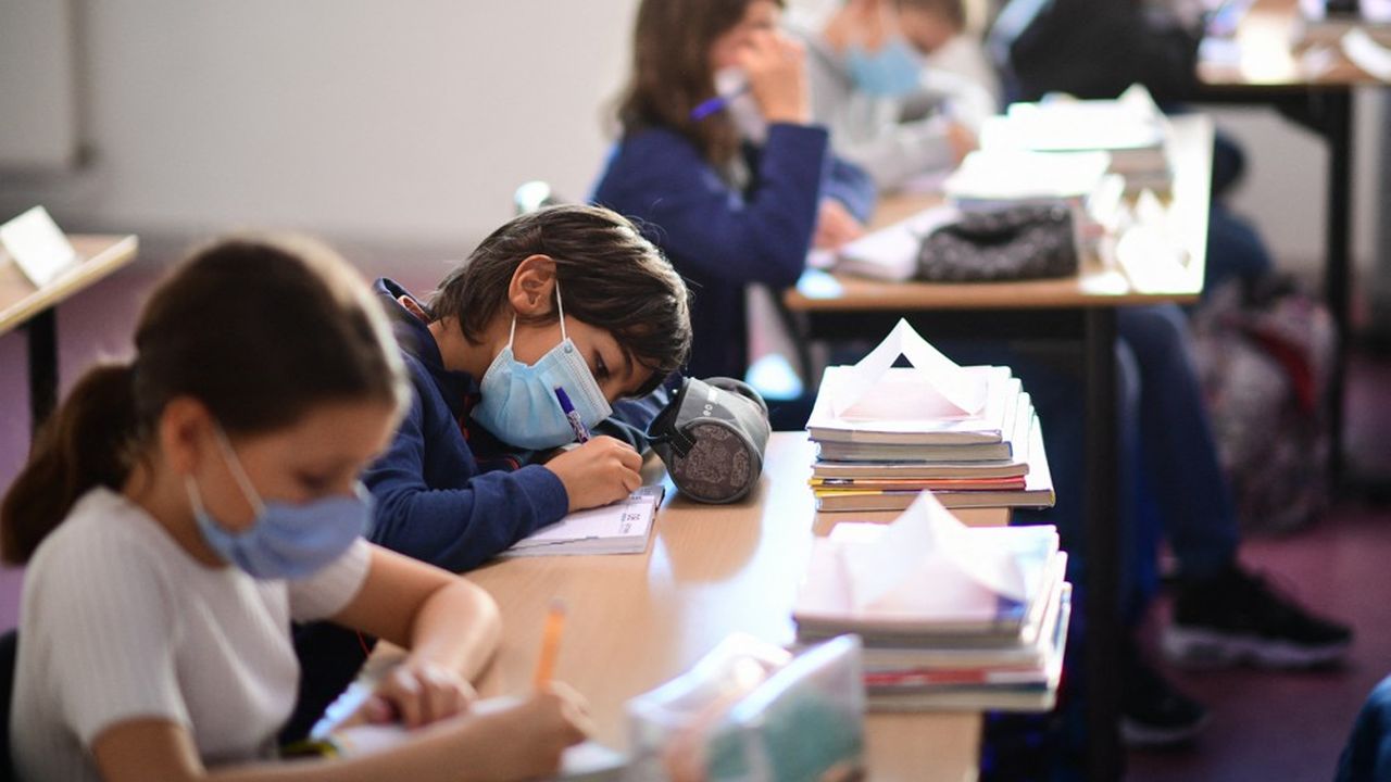Le masque sera à nouveau obligatoire à partir de lundi dans les écoles primaires dans 39 départements en raison du regain de l'épidémie de coronavirus.