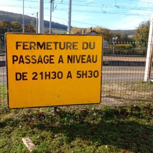 Elus et habitants de Thenissey s'insurgent contre la décision de fermeture du passage à niveau du village
