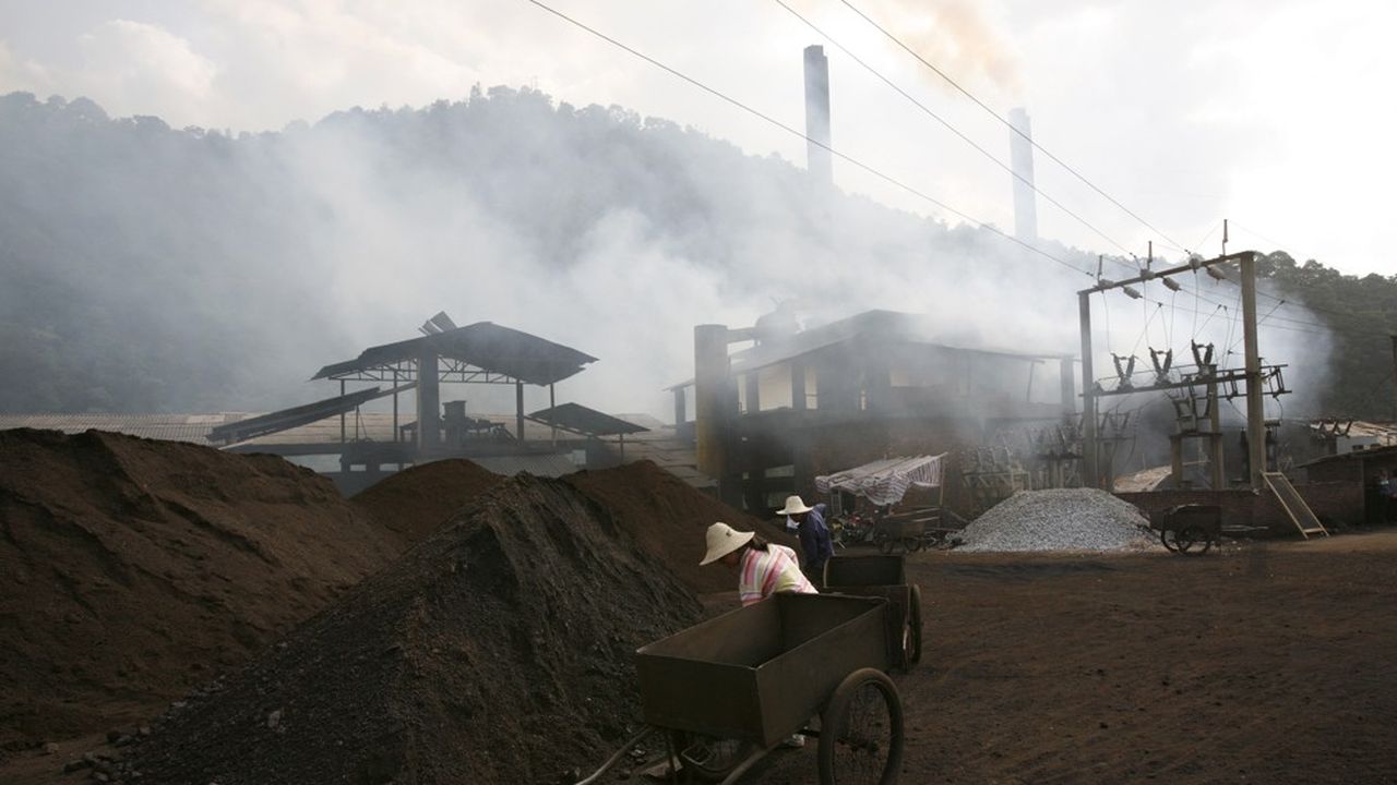 Les ouvriers d'une usine d'alliage de siliciure de manganèse chargent du charbon sur des chariots à Longsheng, dans la région autonome de Guangxi, au sud-ouest de la Chine.