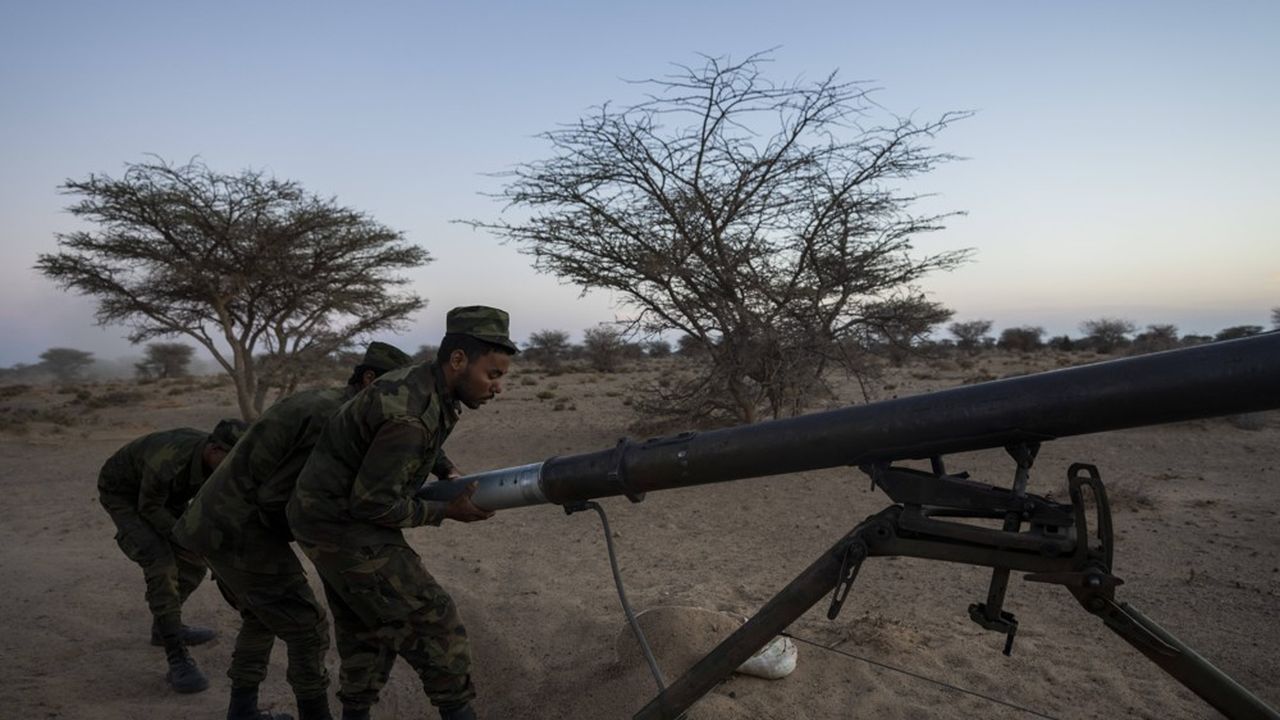 Des soldats du Front Polisario tirent une roquette contre des unités marocaines fin octobre.