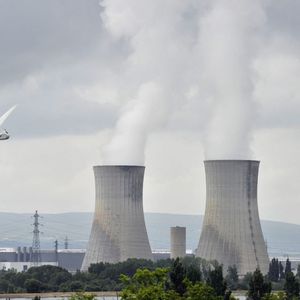 52 % des personnes interrogées par Elabe jugent que la France devrait à la fois développer les énergies renouvelables et construire de nouvelles centrales nucléaires.
