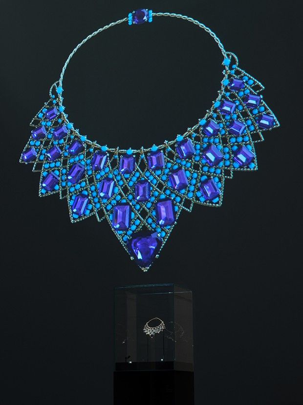 Egalement dans l'exposition du musée des Arts décoratifs, ce collier draperie de la duchesse de Windsor commandé à Cartier en 1947 : or, platine, diamants, améthystes, turquoises.