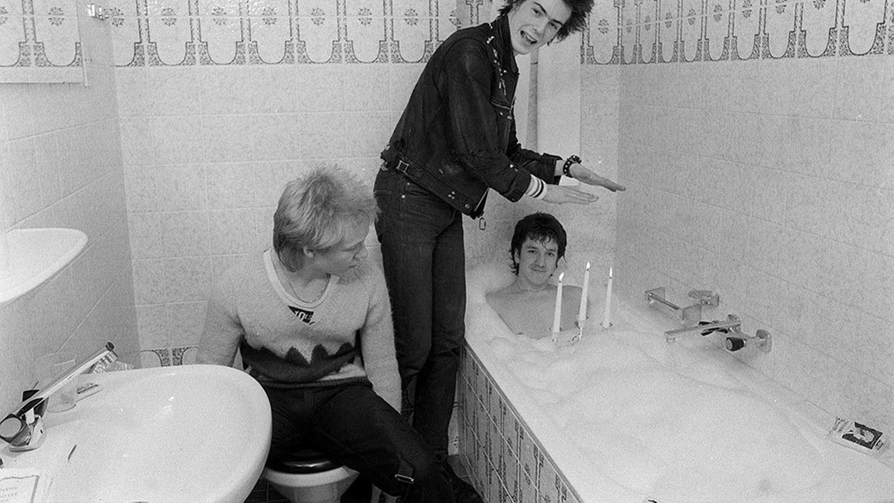 Les Sex Pistols (ici dans un hôtel en Hollande lors d'une tournée) ont été poursuivis pour indécence par le tribunal de Nottingham en novembre 1977. En cause : leur album « Never Mind the Bollocks ».
