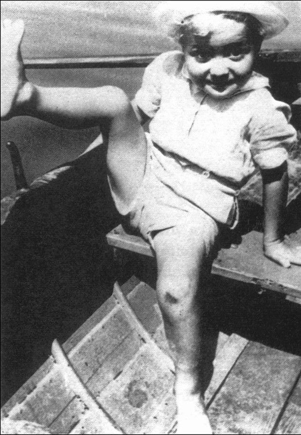 Juan Carlos à 3 ans, en 1941. Une enfance insouciante qui prendra fin à ses 10 ans : il quitte sa famille exilée au Portugal, pour Madrid, où il est confié au général Franco.