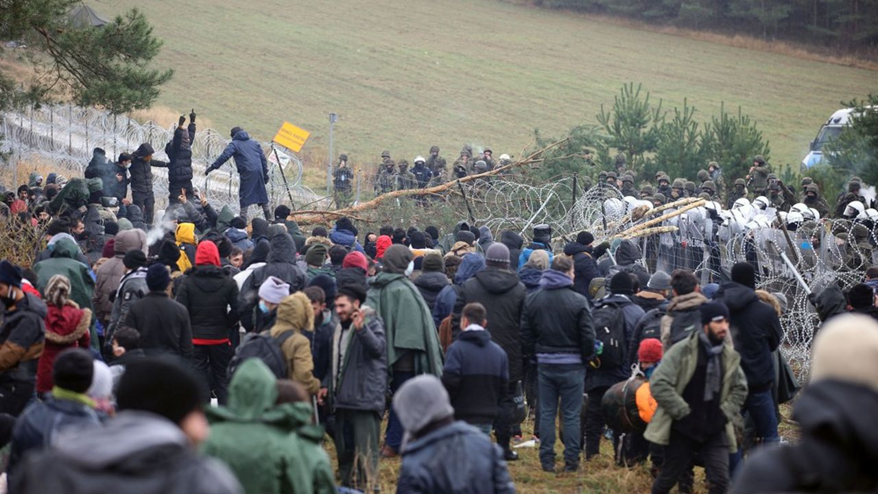 Des migrants massés à la frontière polonaise.