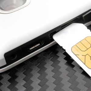 Chaque année, dans le monde, 4,5 milliards de cartes SIM sont distribuées par les opérateurs télécoms.