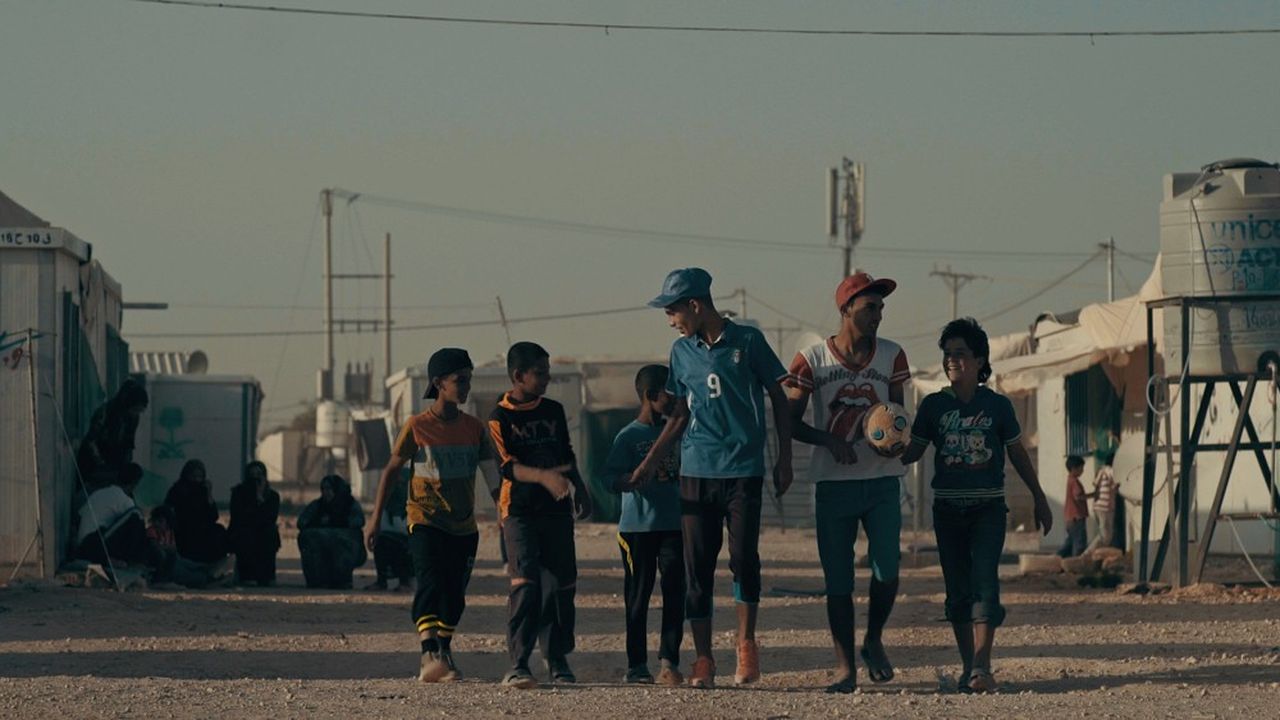 Dans « Captains of Za'atari », Ali El Arabi a filmé pendant huit ans, Mahmoud et Fawzi, deux réfugiés syriens dans un camp en Jordanie, rêvant de devenir footballeurs professionnels.