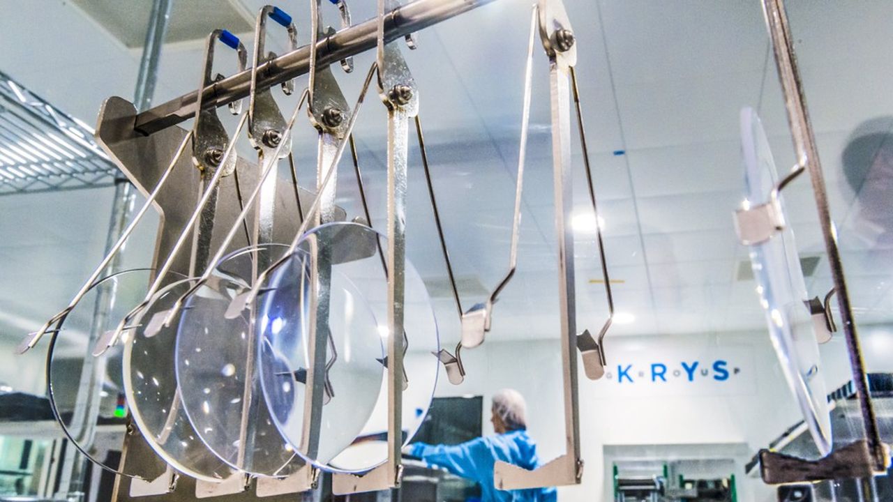 L'usine Krys de Bazainville, dans les Yvelines, fabrique 1,2 million de verres optiques par an. Elle va augmenter ses capacités de 30 %.