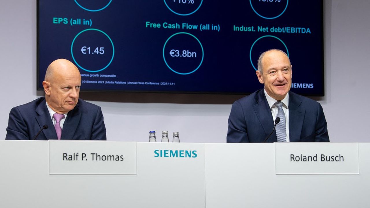 Après des résultats en hausse en 2021, le patron de Siemens, Roland Busch (à droite) et son directeur financier Ralf P. Thomas affichent un optimisme relatif pour l'année prochaine.