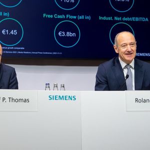 Après des résultats en hausse en 2021, le patron de Siemens, Roland Busch (à droite) et son directeur financier Ralf P. Thomas affichent un optimisme relatif pour l'année prochaine.