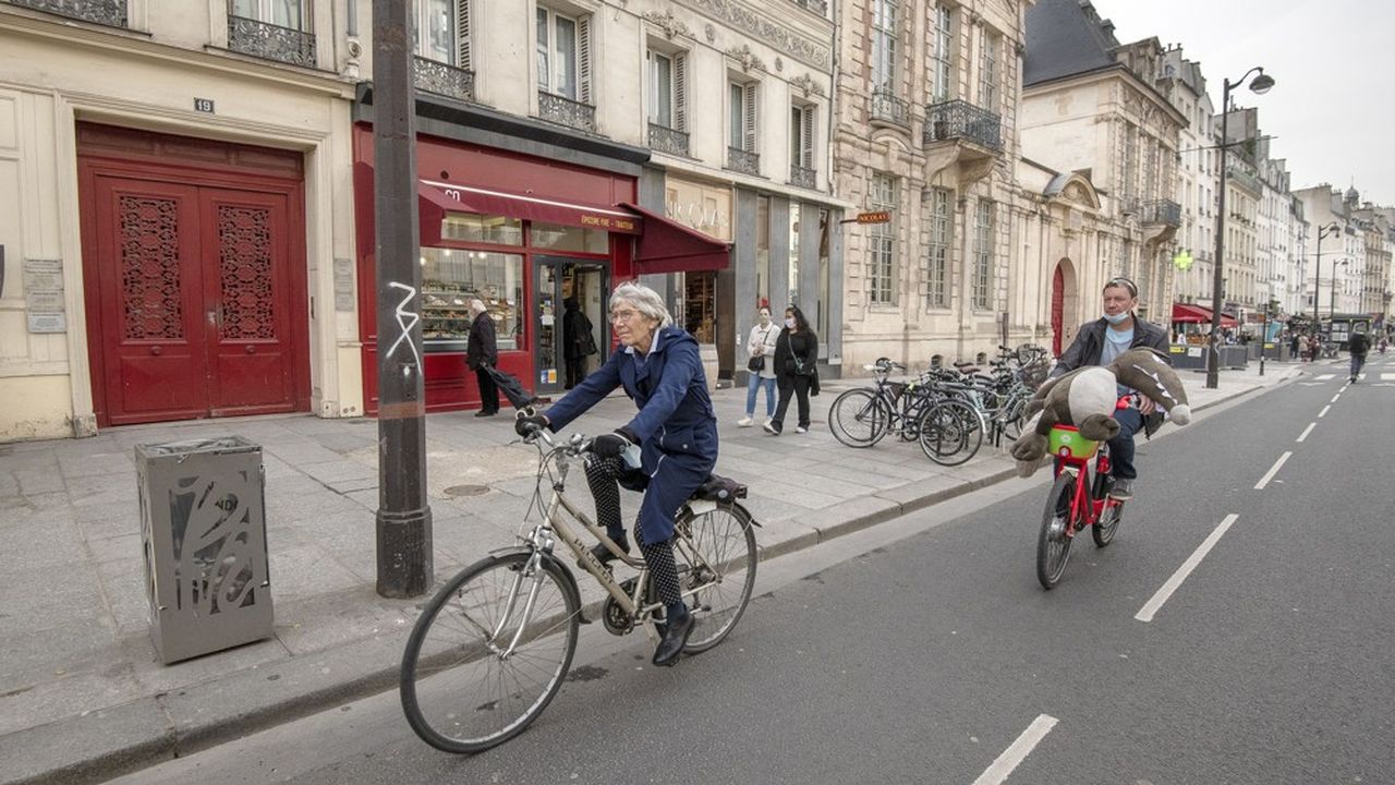 Des cyclistes, à Paris.