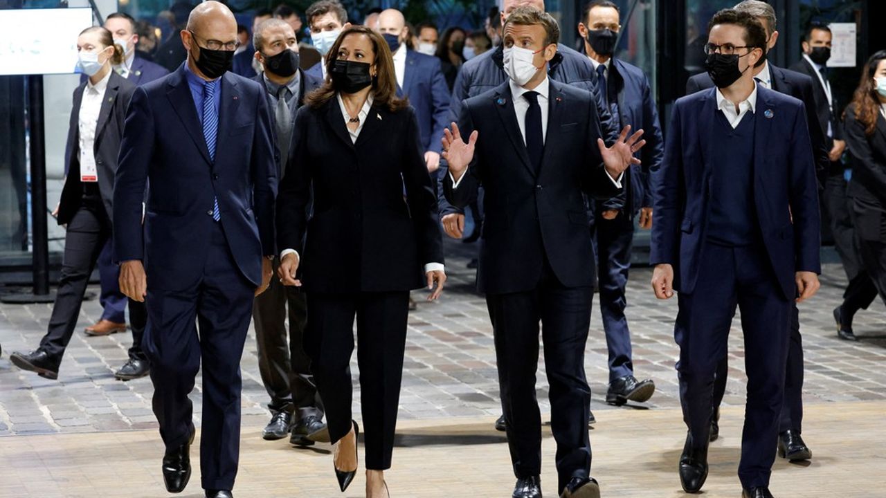 Pascal Lamy, président du conseil exécutif du Forum sur la Paix, Kamala Harris, vice-présidente des Etats-Unis, Emmanuel Macron et Justin Vaïsse, directeur du Forum, arrivent à la cérémonie d'ouverture.