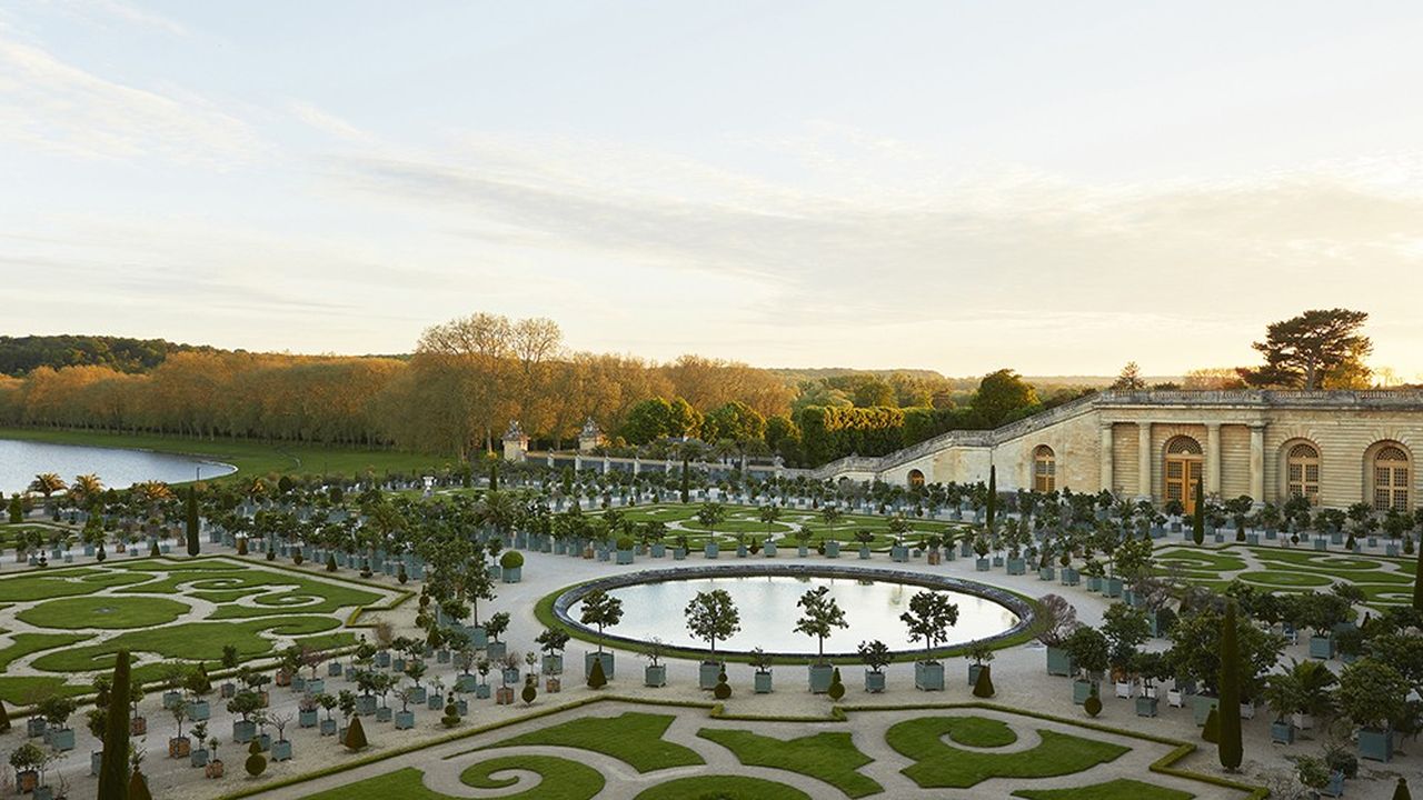 L'hôtel du « Grand Contrôle » donne sur l'Orangerie du château de Versailles et son jardin.
