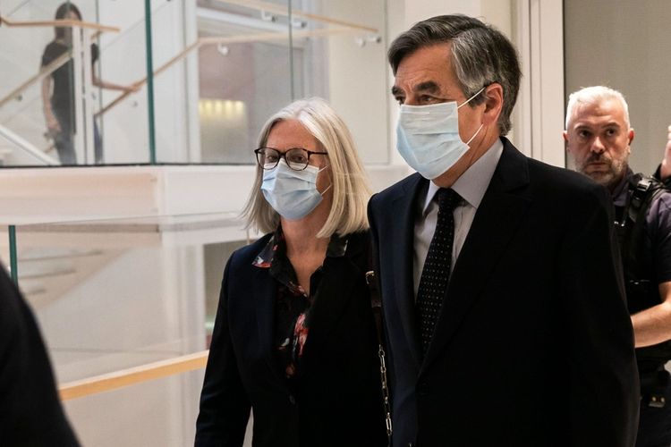 François et Penelope Fillon sortent de la salle du tribunal après leurs condamnations, le 29 juin 2020.