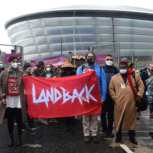 Des militants du climat et des peuples autochtones manifestent lors de la COP26 à Glasgow le 12 novembre 2021.