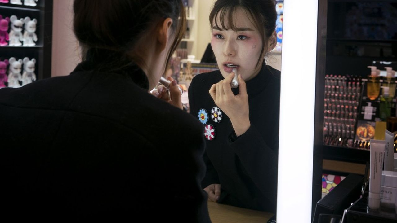 Privé de grands voyages, les consommateurs chinois se décident à acheter sur place des produits cosmétiques étrangers.