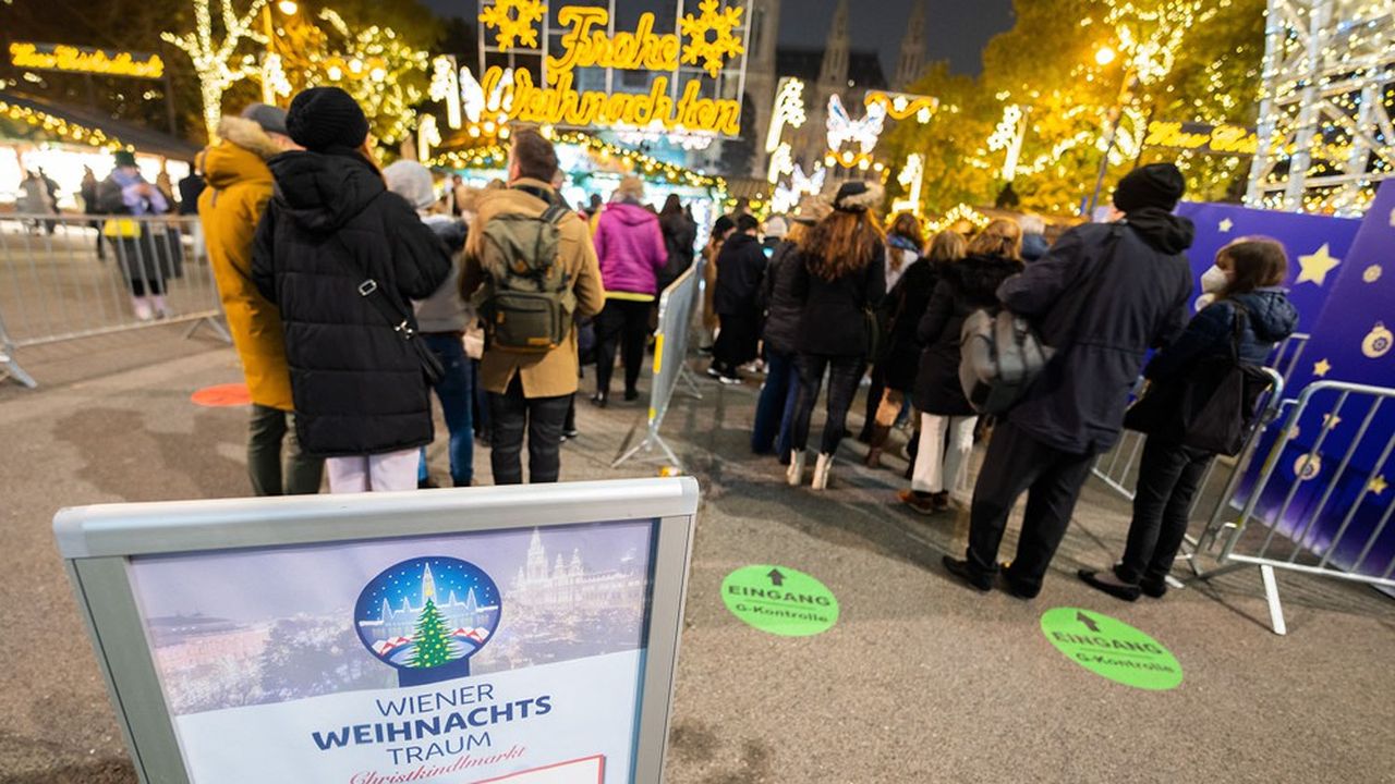 Des contrôles sanitaires à l'entrée du marché de Noël, à Vienne, en Autriche.