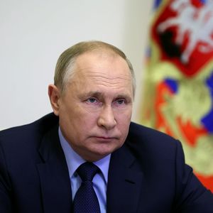 Vladimir Poutine se dit disposé à contribuer à la résolution de la sévère crise, politique et humanitaire, provoquée par l'afflux de migrants à la frontière entre la Biélorussie et la Pologne.