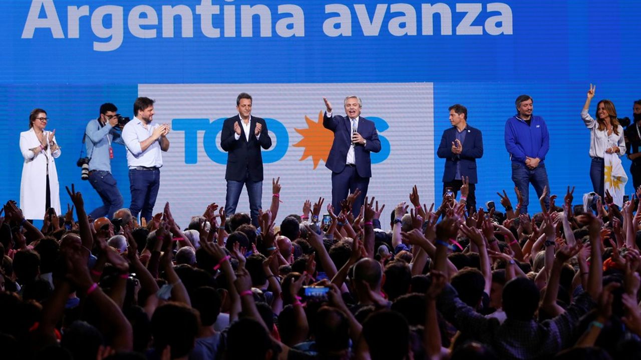 L'opposition a remporté les élections au niveau national avec 42 % des voix, face au 34 % glanés par le camp présidentiel (photo : le président argentin, Alberto Fernandez, au centre).