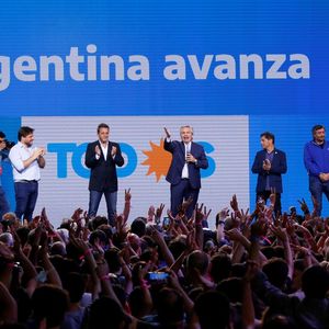 L'opposition a remporté les élections au niveau national avec 42 % des voix, face au 34 % glanés par le camp présidentiel (photo : le président argentin, Alberto Fernandez, au centre).