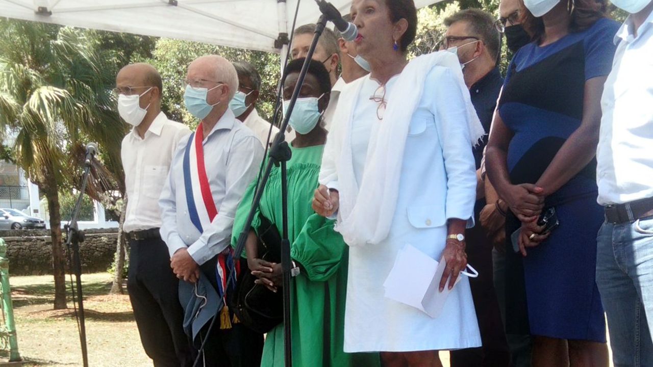 Huguette Bello prend la parole devant les salariés d'Air Austral, le 14 novembre à Saint-Denis de La Réunion.
