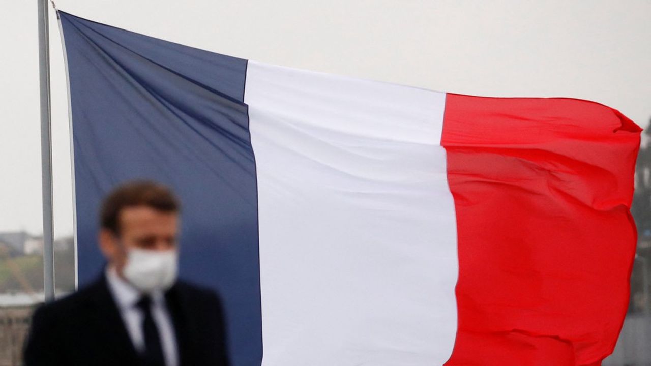 Le 13 juillet 2020, Emmanuel Macron a pris la décision de modifier le bleu du drapeau français pour une teinte plus foncée.