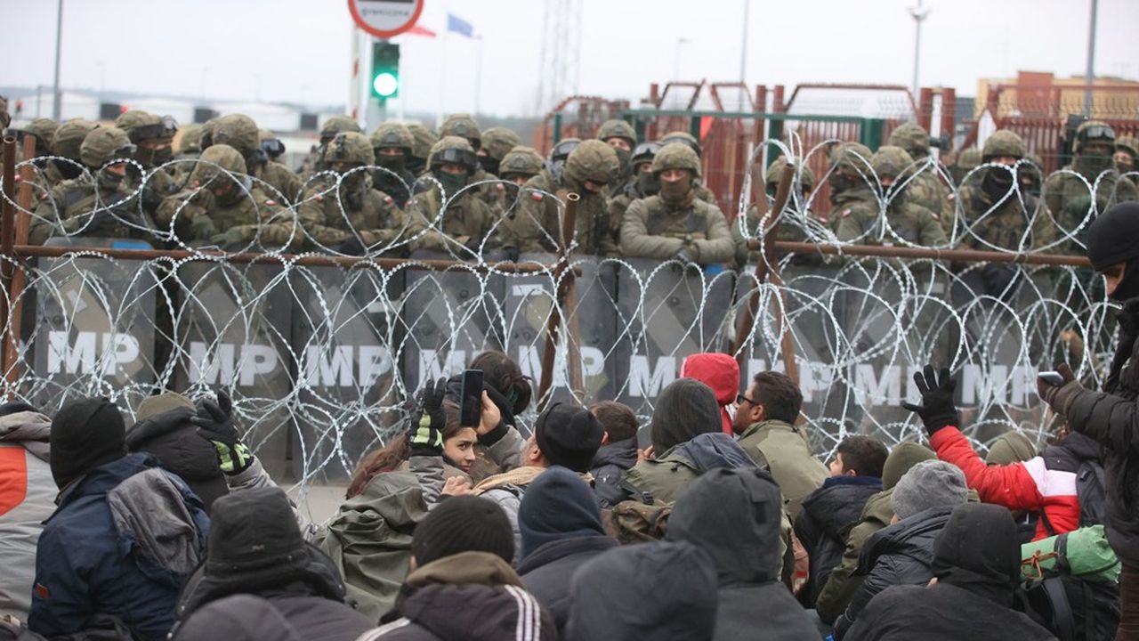 Des milliers de migrants du Proche-Orient sont arrivés en Biélorussie dans l'espoir de rejoindre l'espace Schengen, mais Varsovie a déployé barbelés et gardes-frontières.