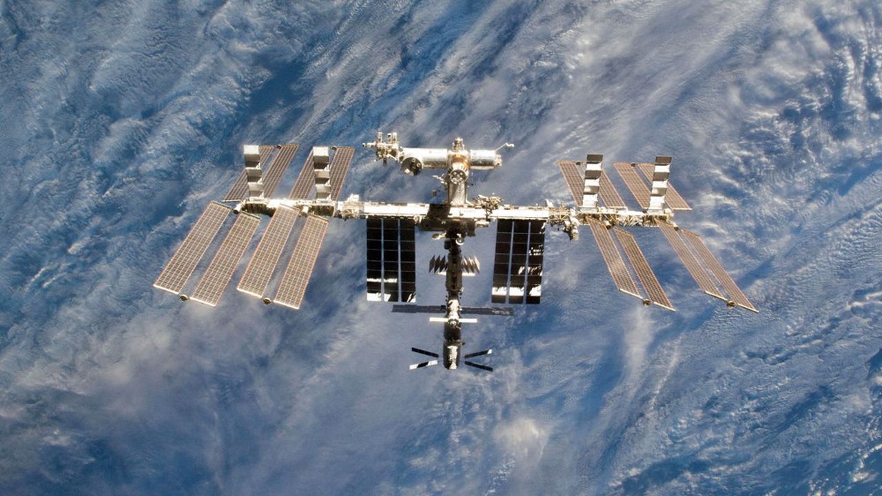 L'ISS est en orbite à environ 402 km au-dessus de la Terre.