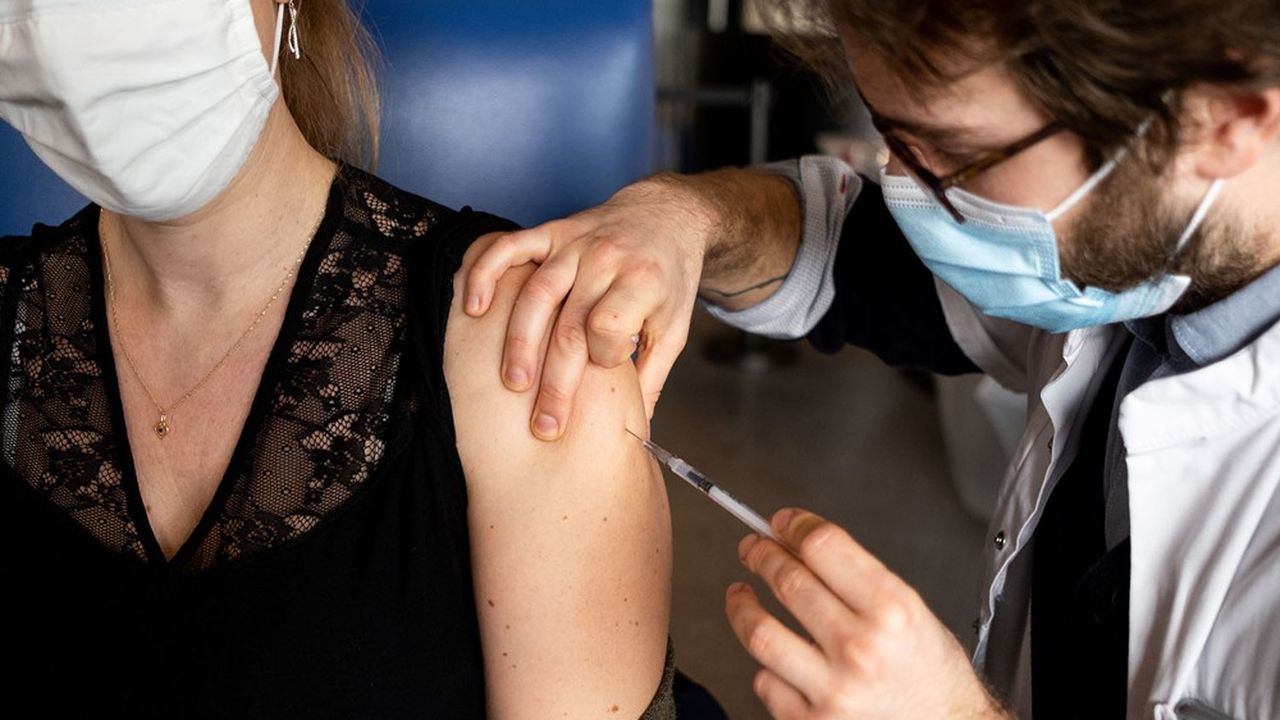 Le gouvernement veut accélérer la campagne de rappel vaccinal pour endiguer la cinquième vague de Covid-19.