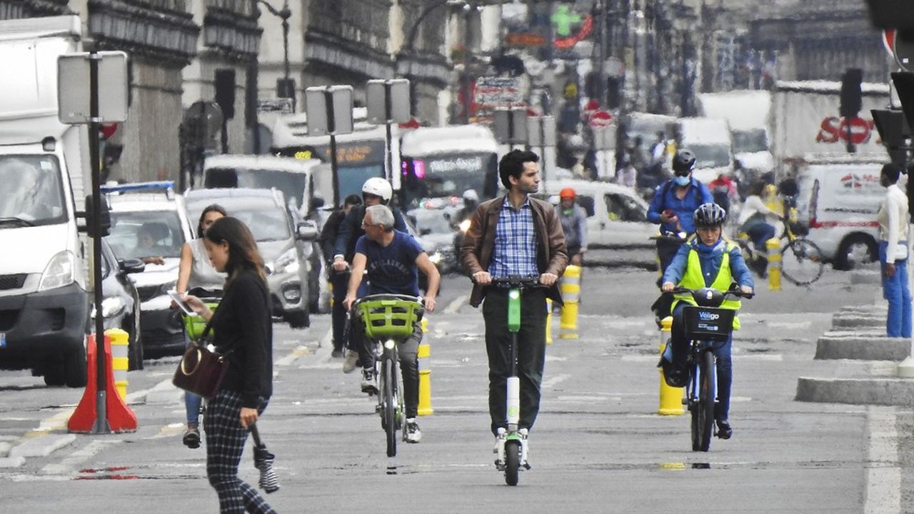 Circulation en juin 2020 sur la piste cyclable rue de Rivoli au niveau du jardin des Tuileries à Paris.