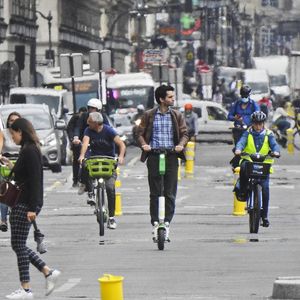 Circulation en juin 2020 sur la piste cyclable rue de Rivoli au niveau du jardin des Tuileries à Paris.