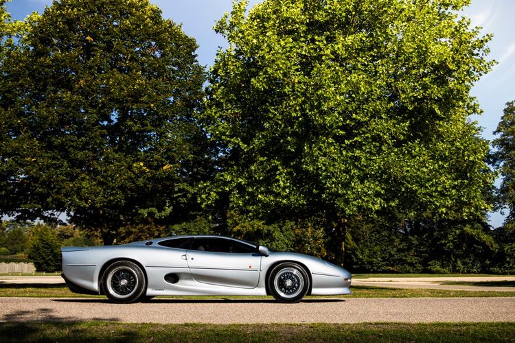À la suite de sa victoire aux 24 Heures du Mans 1988 et du prestige retrouvé, Jaguar se décide à rejoindre le cercle très fermé des créateurs de supercars. Inspiré de la Ferrari F40, ce modèle conçu par Jim Randel sera produit de 1992 à 1994, Fabriquée à seulement 281 exemplaires , la XJ200 (pour 200 miles per hour) coûtait environ 4 millions de francs.