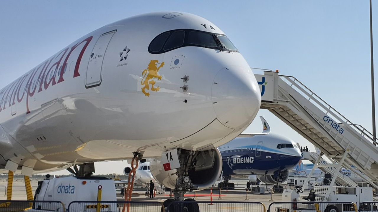 Le nouveau Boeing 777X (au second plan) s'est contenté de faire de la figuration au salon aéronautique de Dubaï, face à Airbus et son A350.