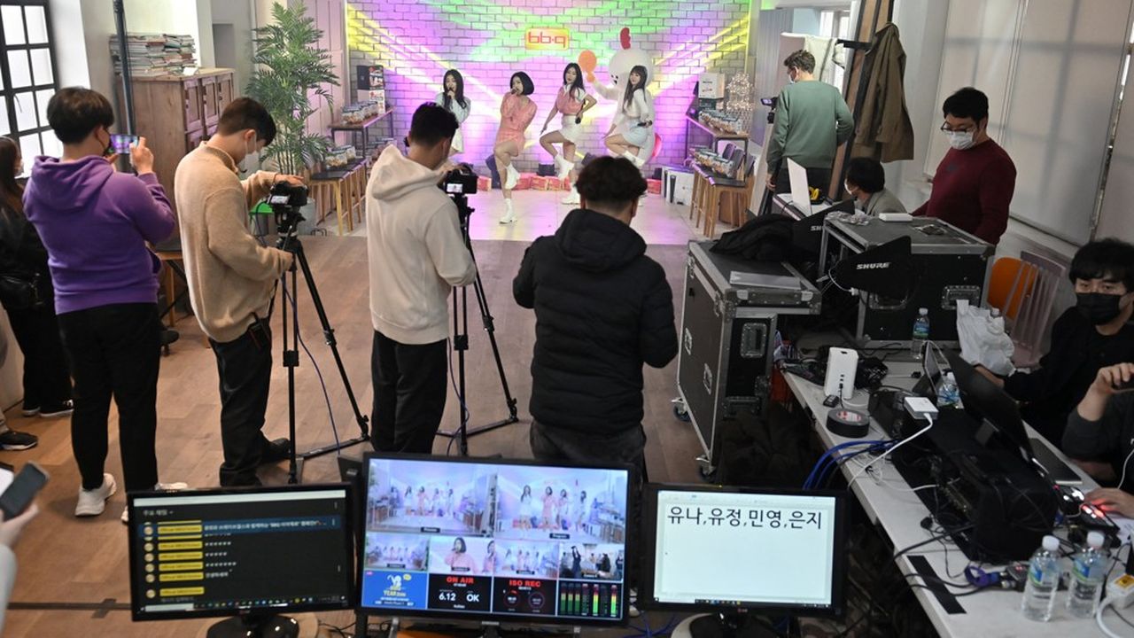 YouTube joue désormais dans la cour des grands du streaming audio avec 50 millions d'abonnés Premium ou Music dans 96 pays. Ici, le groupe de K-pop Brave Girls en répétition à Séoul pour un événement diffusé en direct sur YouTube le 27 mars 2021.