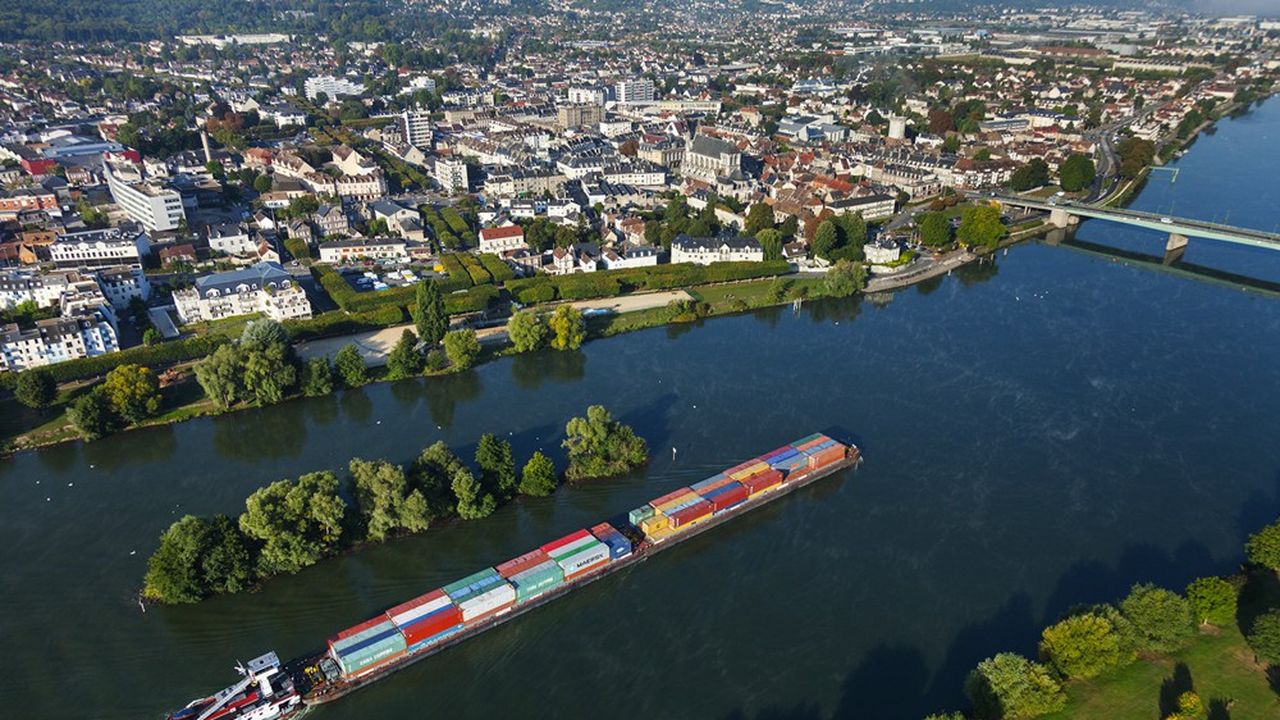Transport de conteneurs sur la Seine au barrage de Notre-Dame-de-la-Garenne (Port-Mort).