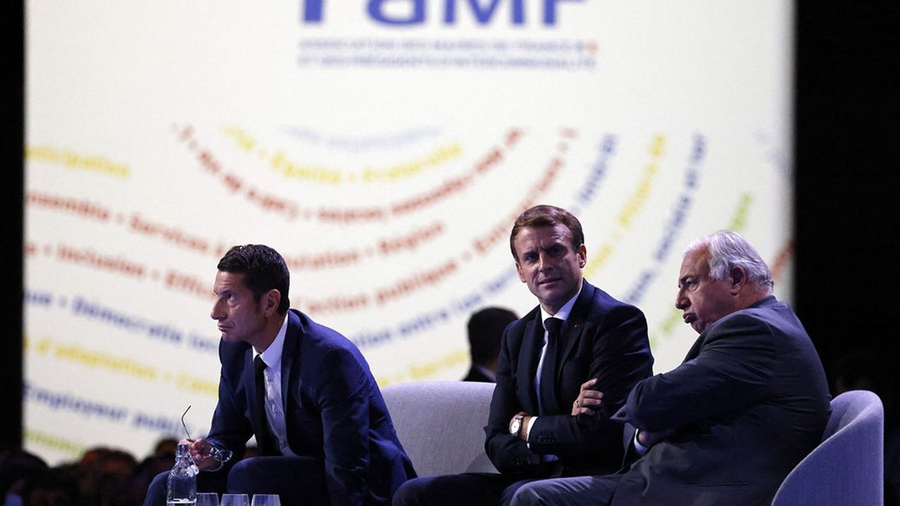 David Lisnard, le nouveau président de l'AMF, avec Emmanuel Macron lors de la clôture du 103ème Congrès des maires.