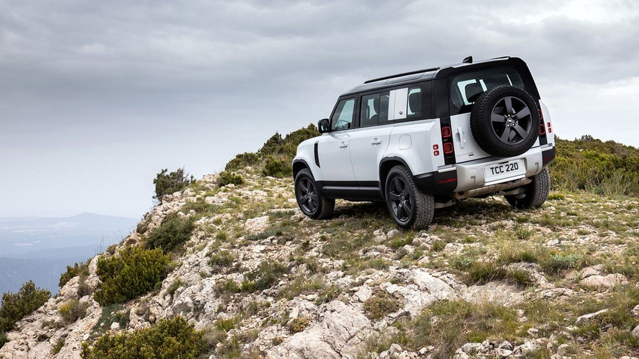 Le Land Rover Defender allie désormais un moteur 4 cylindres essence et un moteur électrique rechargeable.