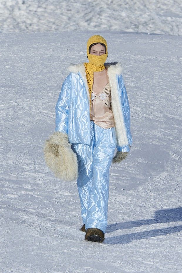 Vestes matelassée à capuche taillée dans une toile bleu ciel irisée et satinée, mailles multicolores… La collection Miu Miu pour les sports d'hiver.