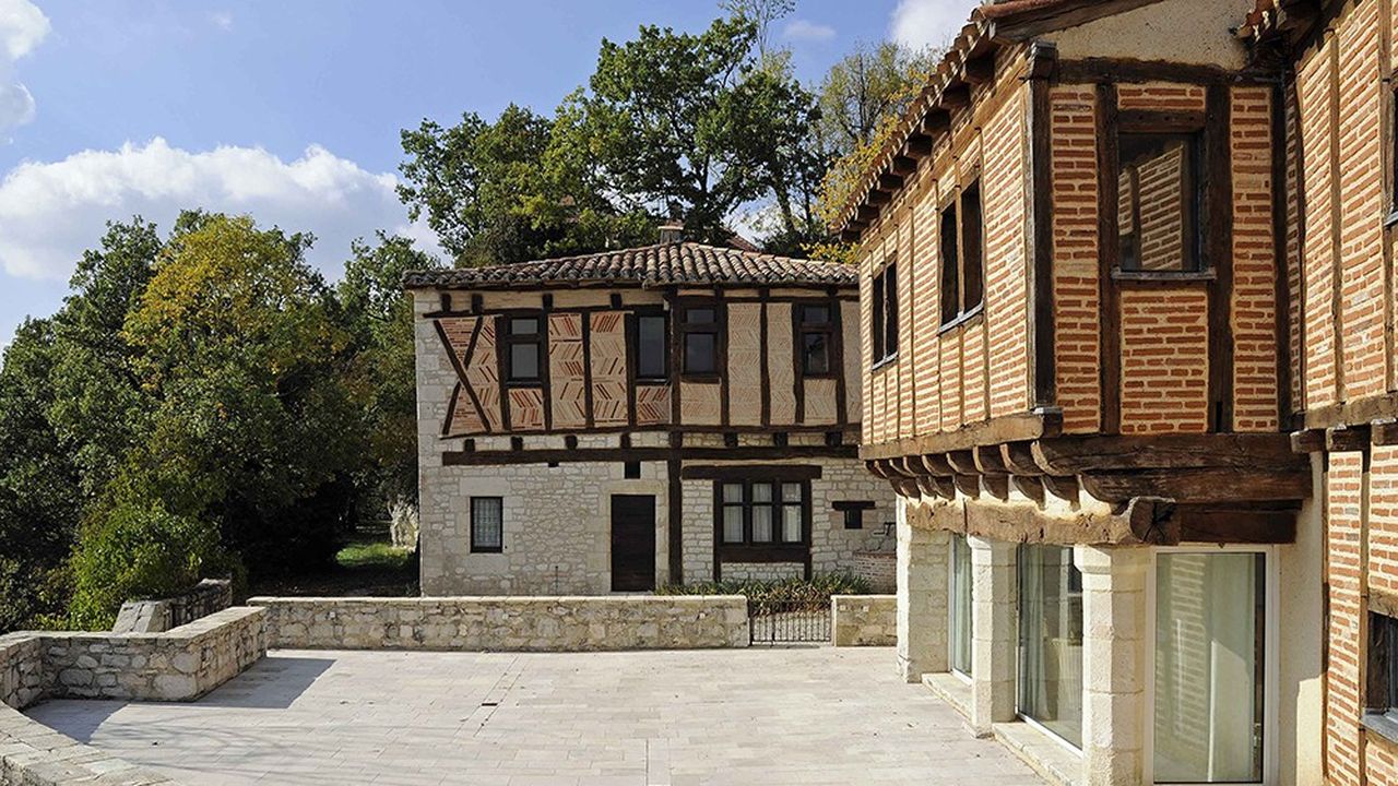 Ce hameau de quatre bâtiments, abritant notamment un spa, un sauna et un jacuzzi, est proposé à 1,5 million d'euros.