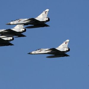 La PME française va racheter 12 avions de chasse Mirage 2000 au Qatar pour développer le marché du « Red Air » en Europe. Dès l'an prochain, Ares entraînera la Marine française.