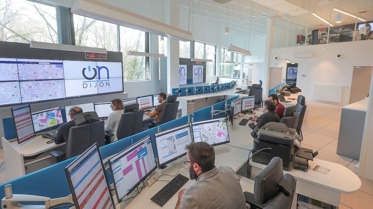 A Dijon, un poste de commandement centralise la gestion de la circulation, de la consommation d'énergie des bâtiments publics et les images des caméras de vidéosurveillance.