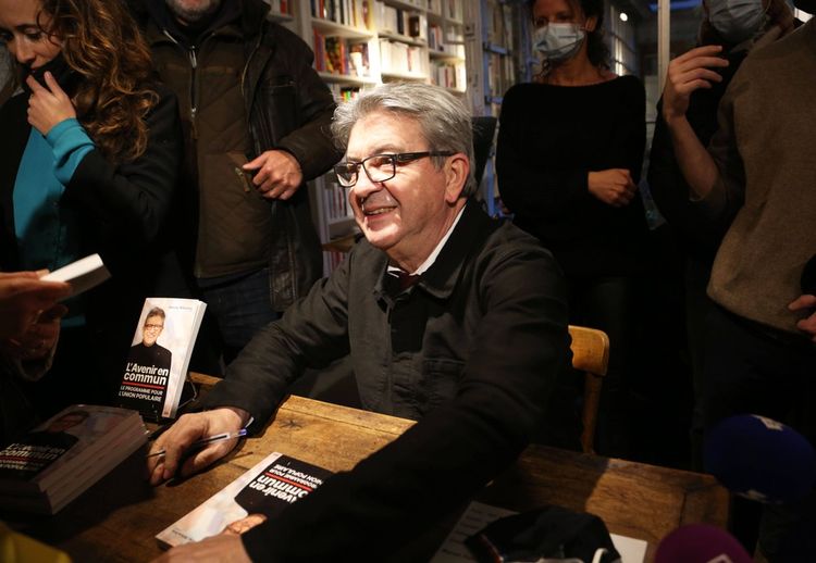 Jean-Luc Mélenchon dédicaçait le livre programmatique « L'avenir en commun » dans une librairie parisienne jeudi.